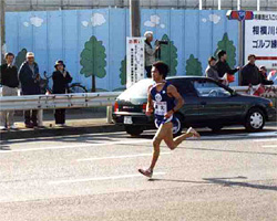 ８区　井生選手（湘南大橋附近）