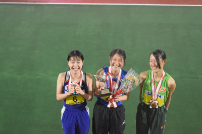 女子10000m  2位　4年　松本 奈々