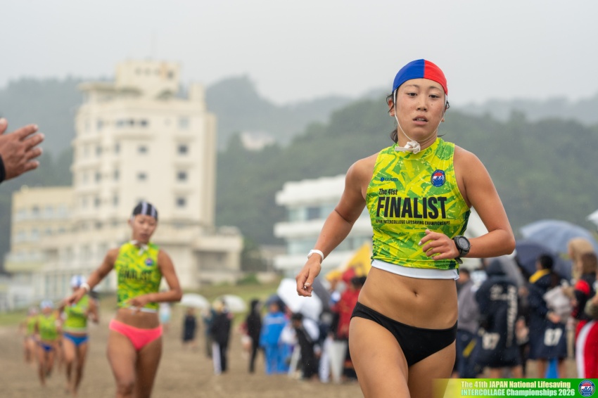 女子3×1kmビーチランリレー3×1kmビーチランリレーで5位入賞を果たした4年三間彩矢(右)