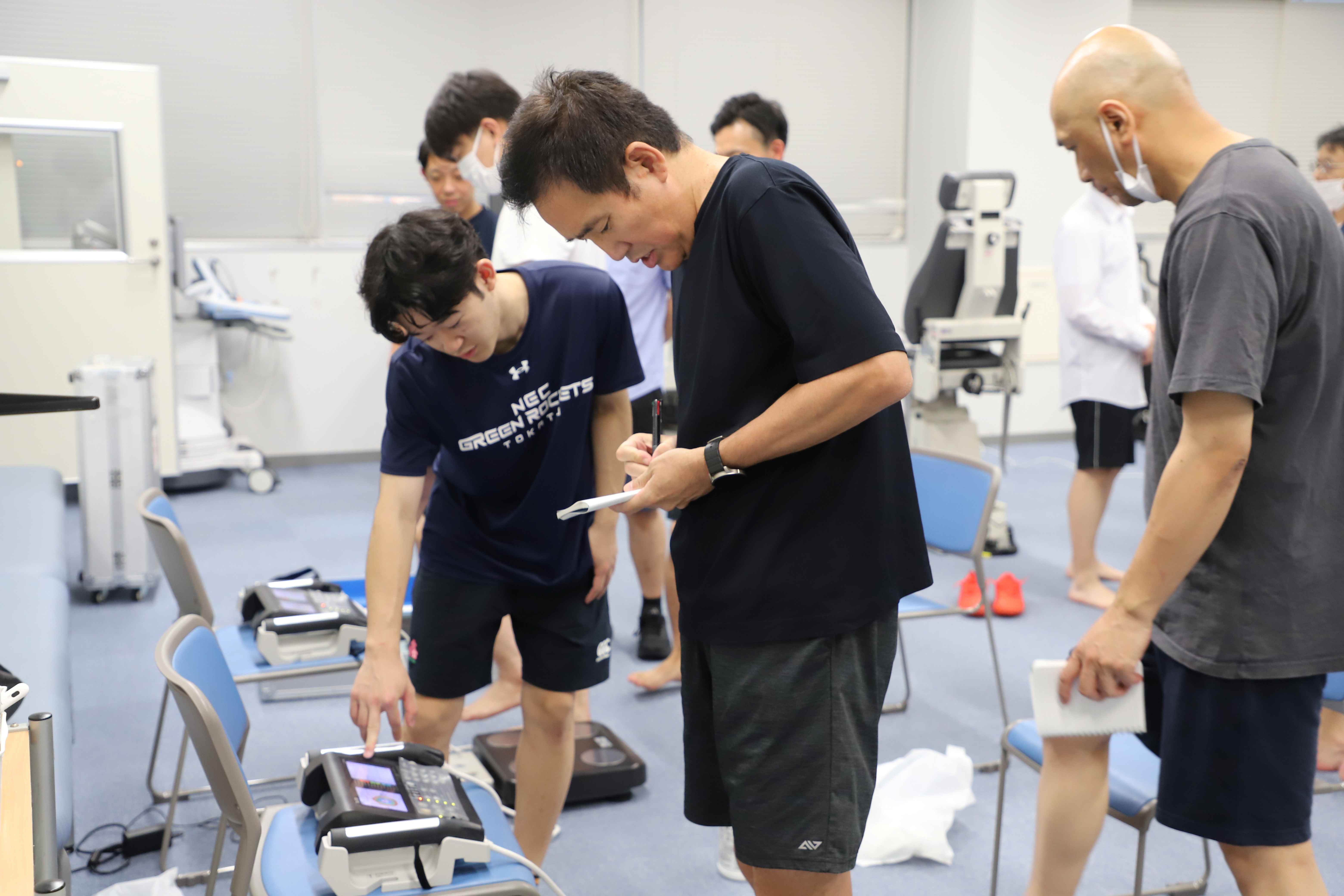 国際鍼灸専門学校施設見学_体組成測定の様子