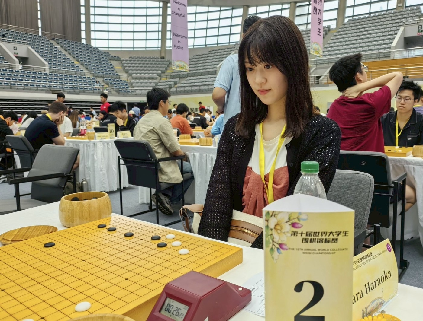 世界各国の学生が参加した大会で対局に臨む原岡さん