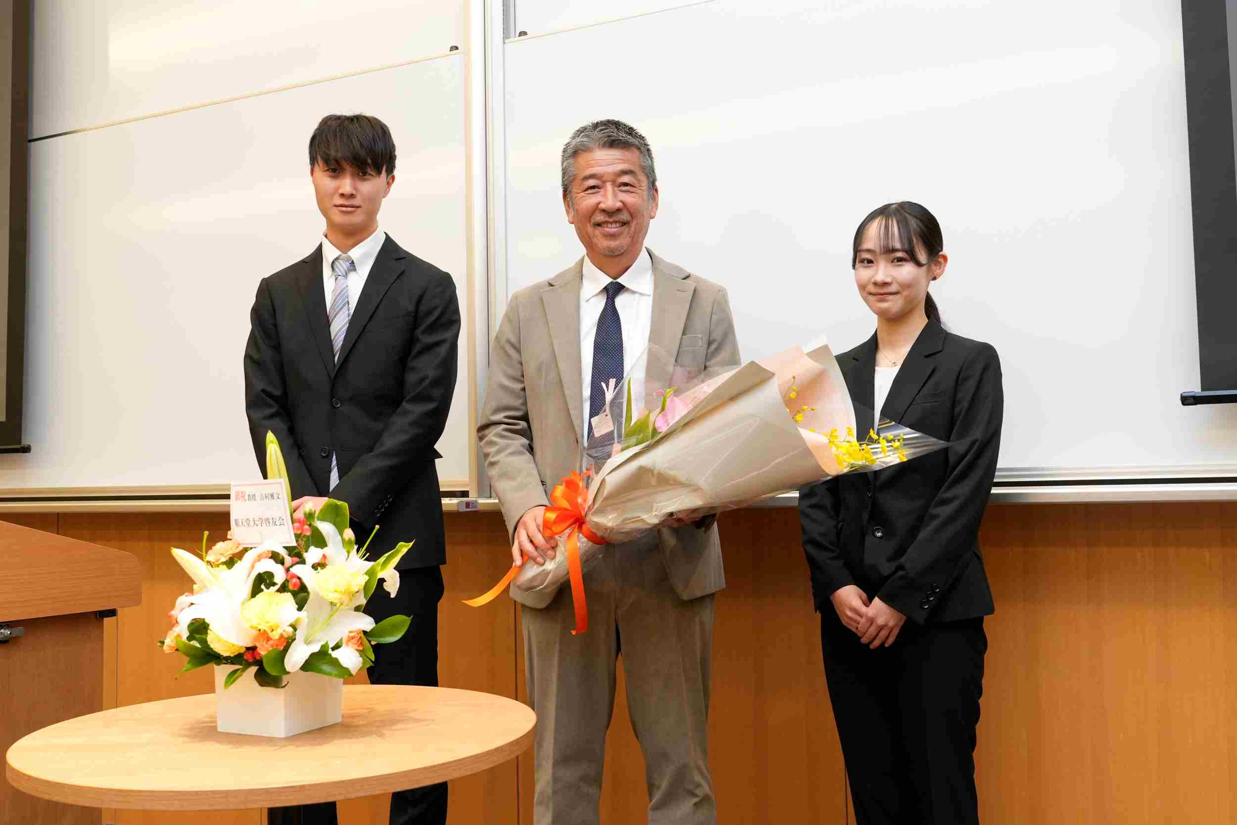 退職記念講演会_吉村先生花束