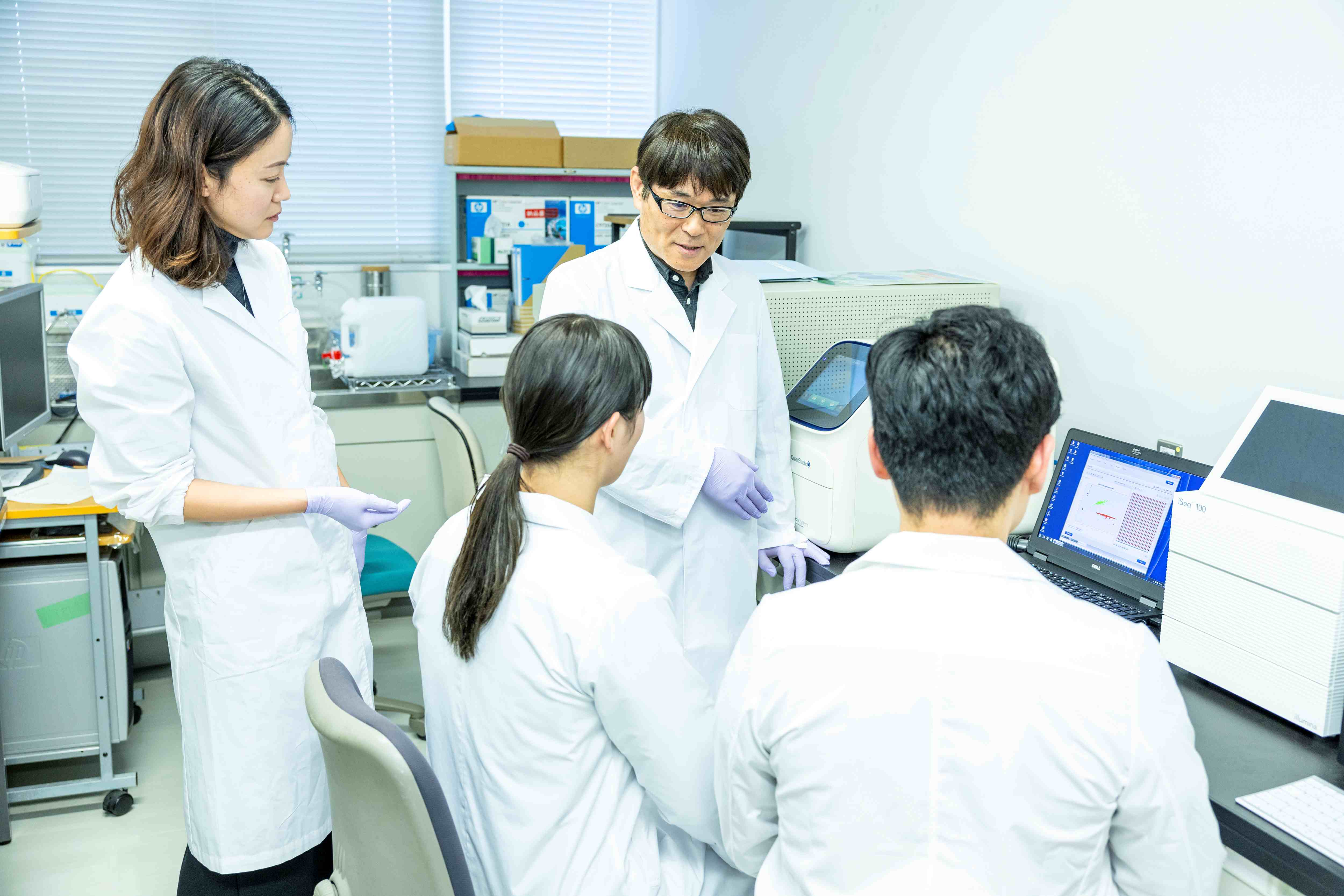 福先生_研究中の様子2