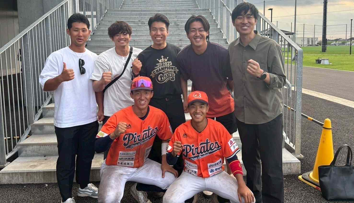 写真④試合にかけつけたパイレーツに関係のある本学の卒業生たち