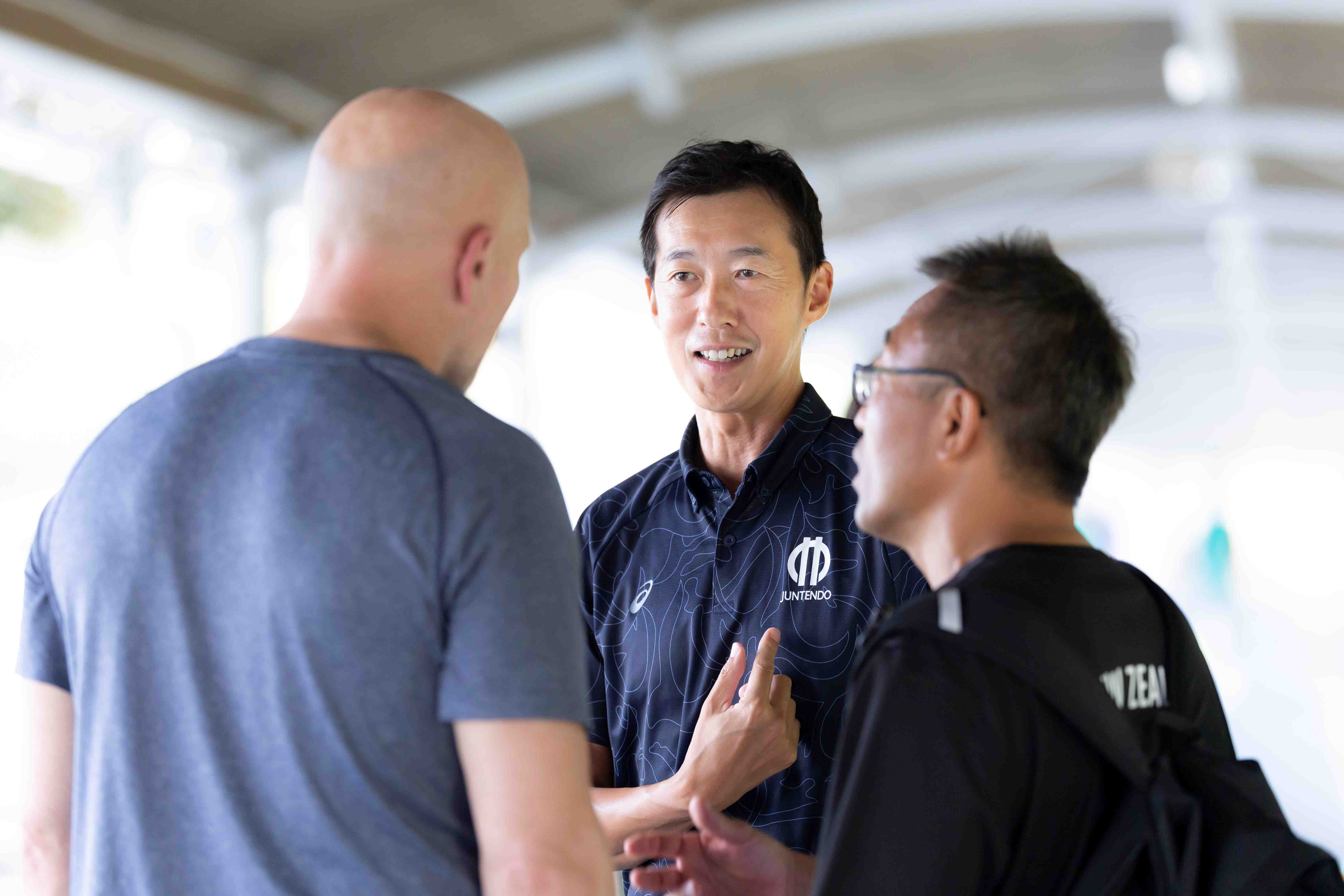 コーチとコミュニケーションをとる杉林先生