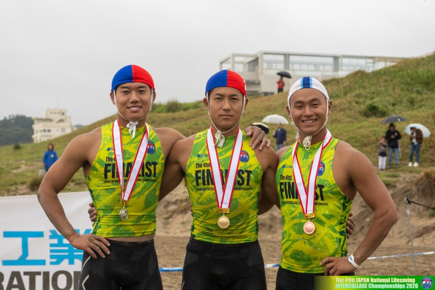 ①男子ビーチフラッグスで優勝を果たした4年西口昇吾(中央)、4年大山泰征(左)