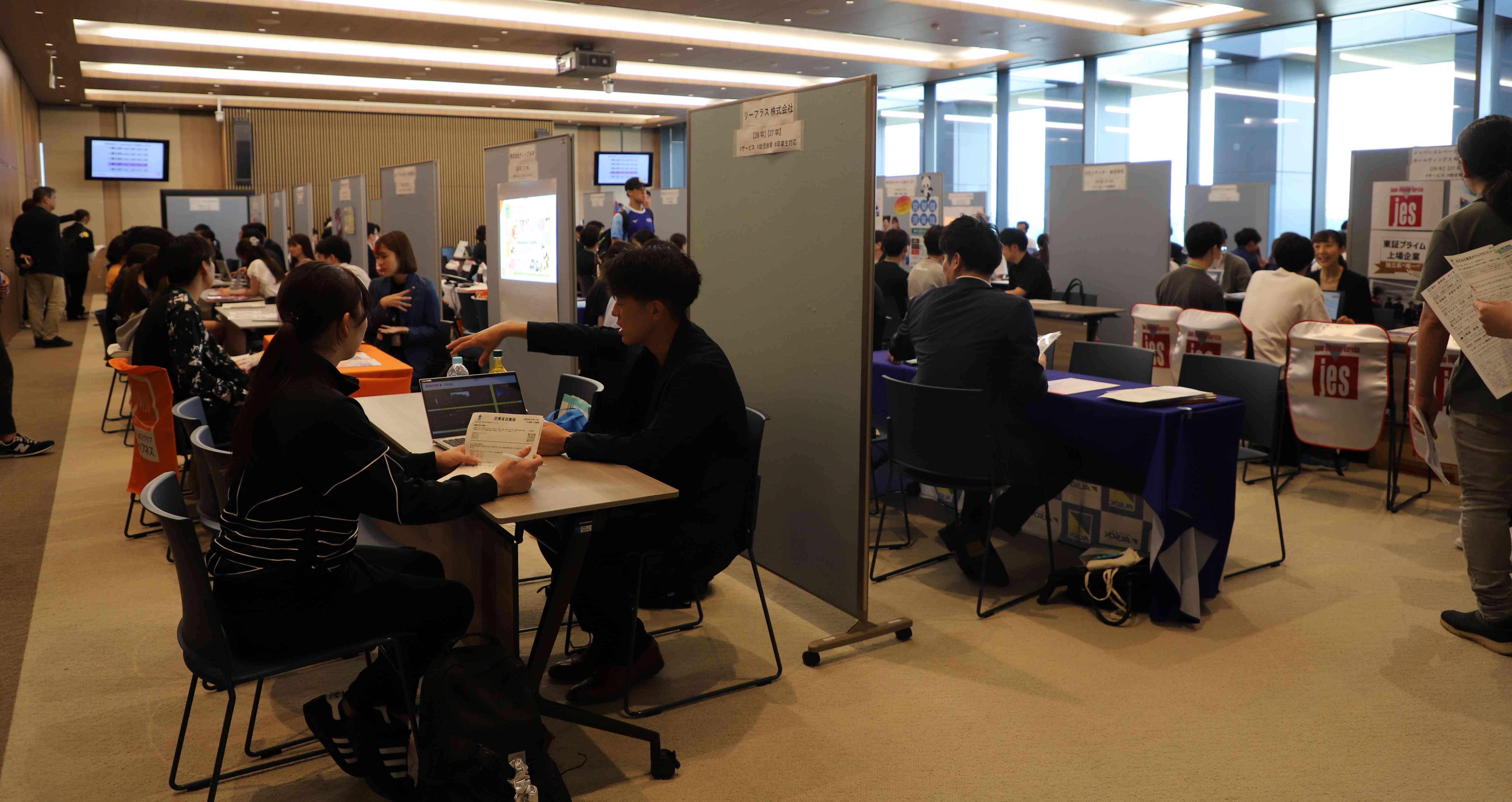2025学内合同企業説明会の様子2_トリミング