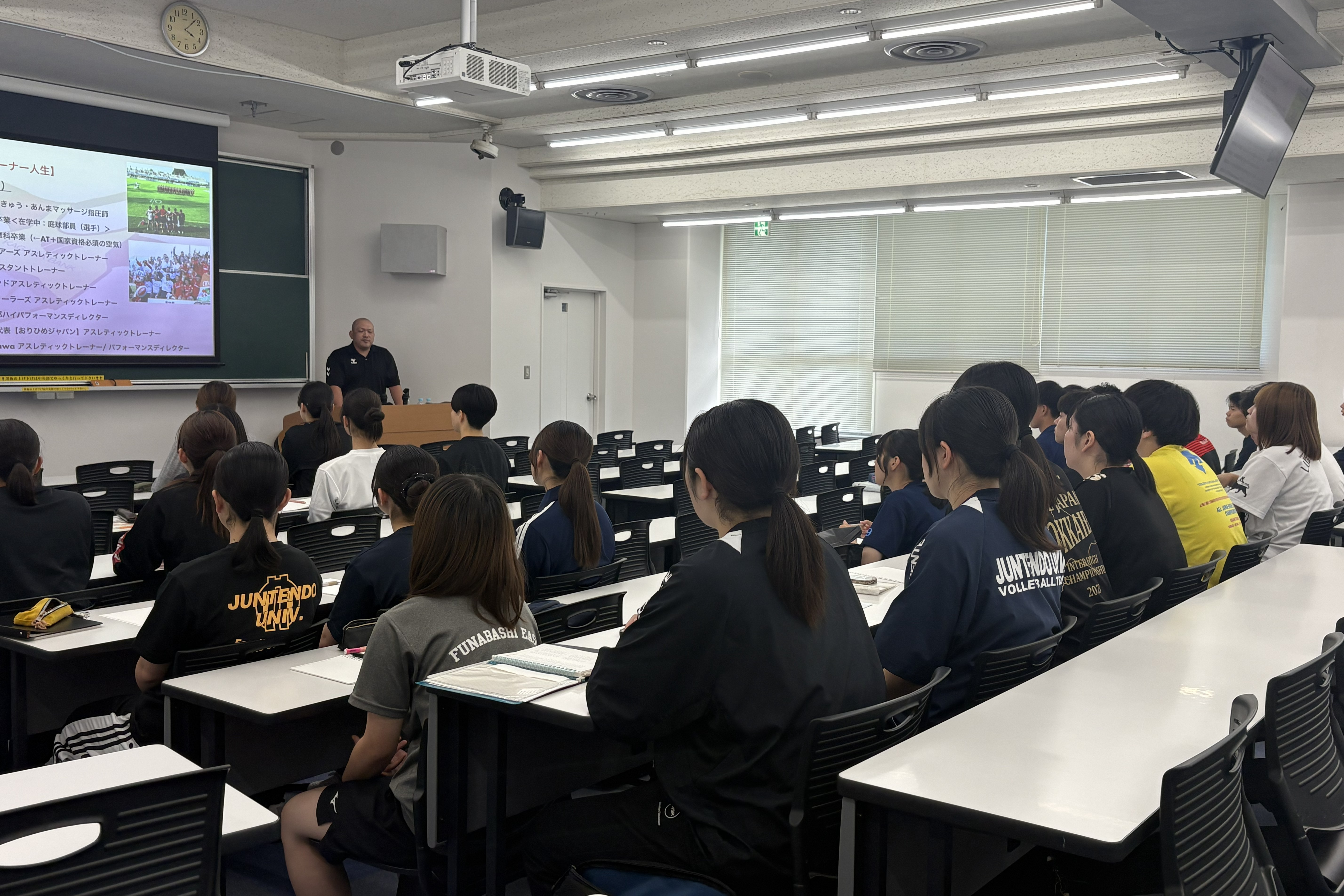 IMG_4750_講話を聴く学生の様子_トリミング済