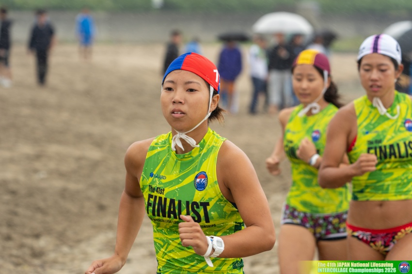 女子3×1kmビーチランリレー3×1kmビーチランリレーで5位入賞を果たした4年渡辺羽音(左)