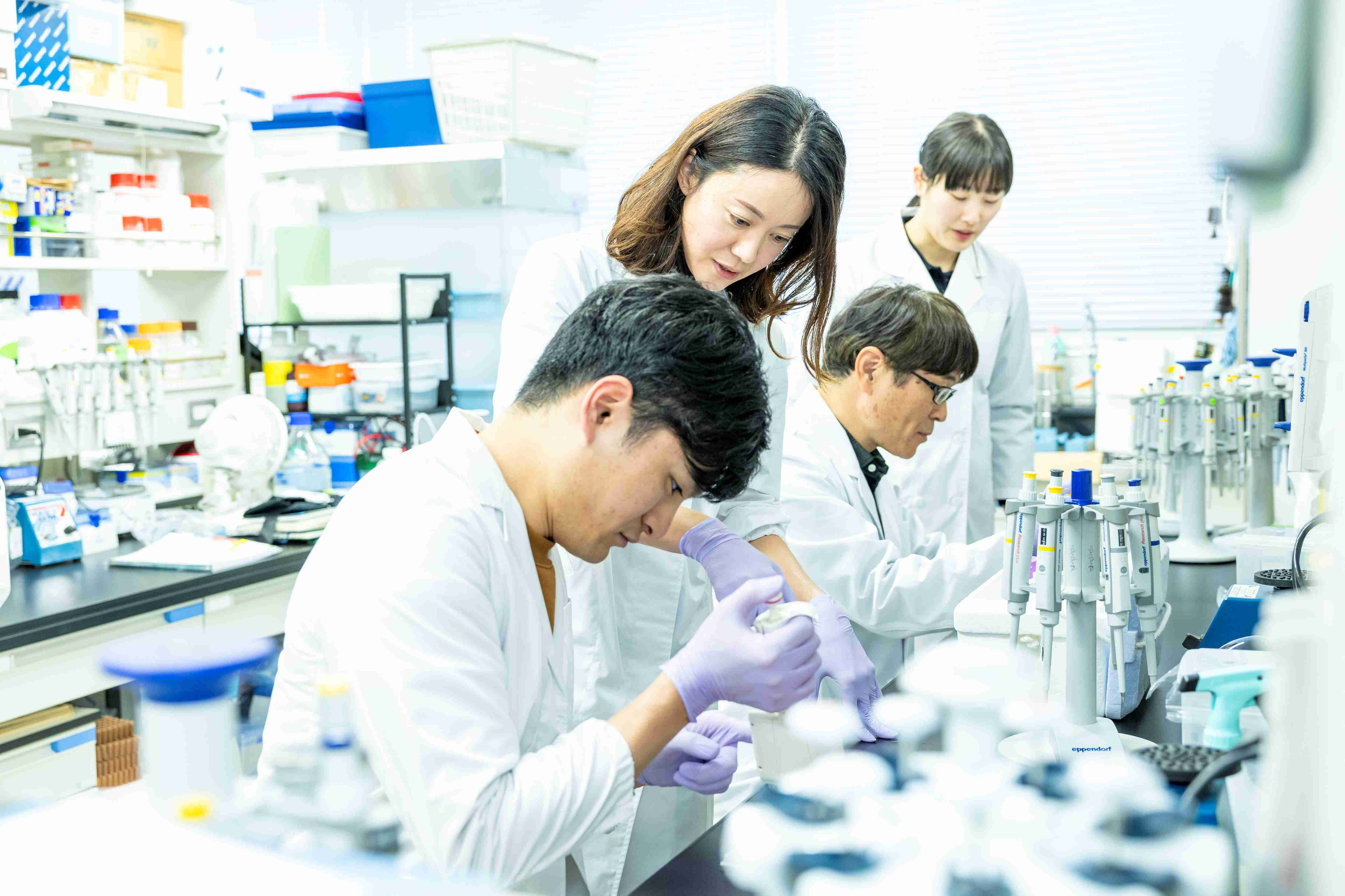 実験中の様子2:宮本先生