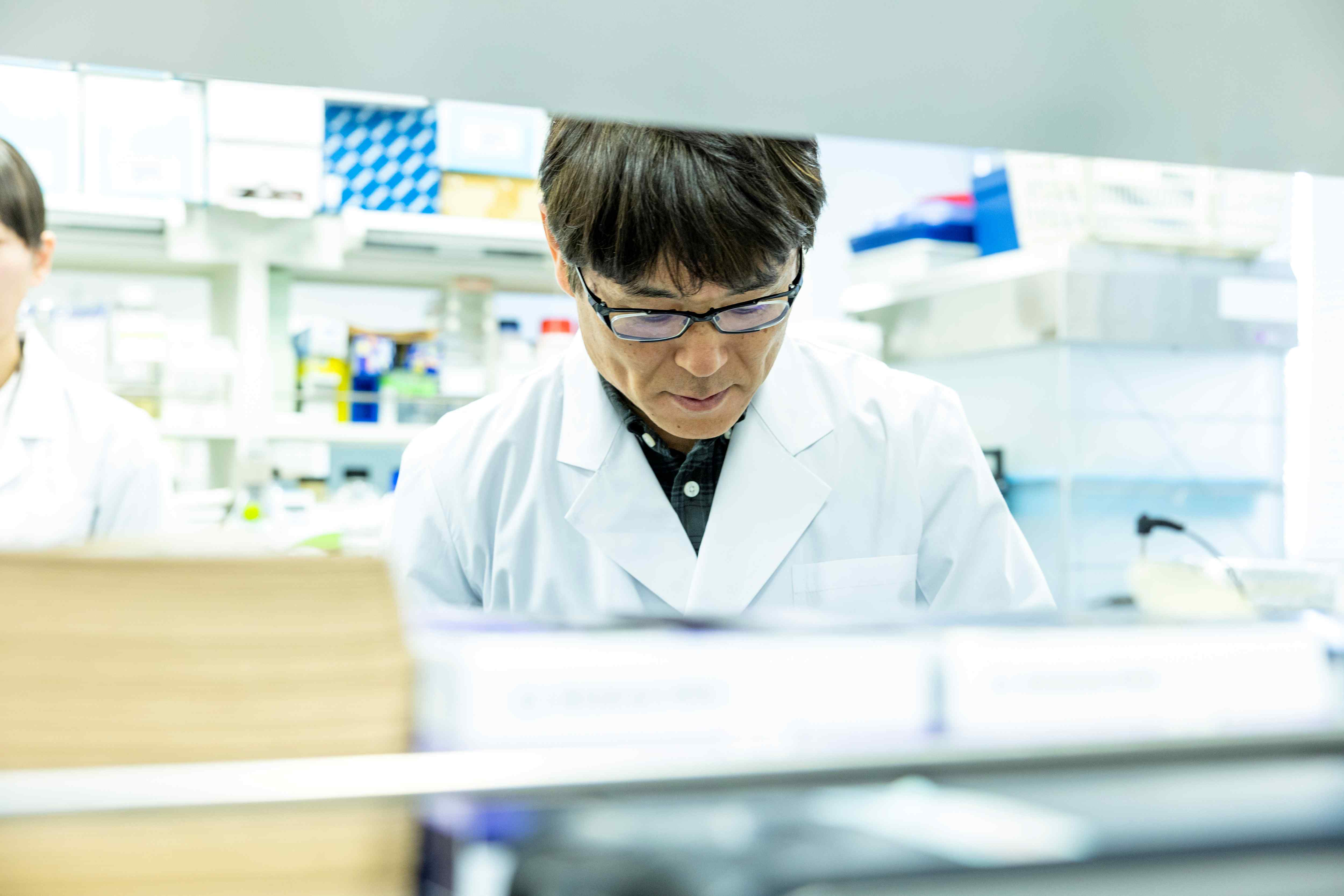 福先生_研究中の様子1