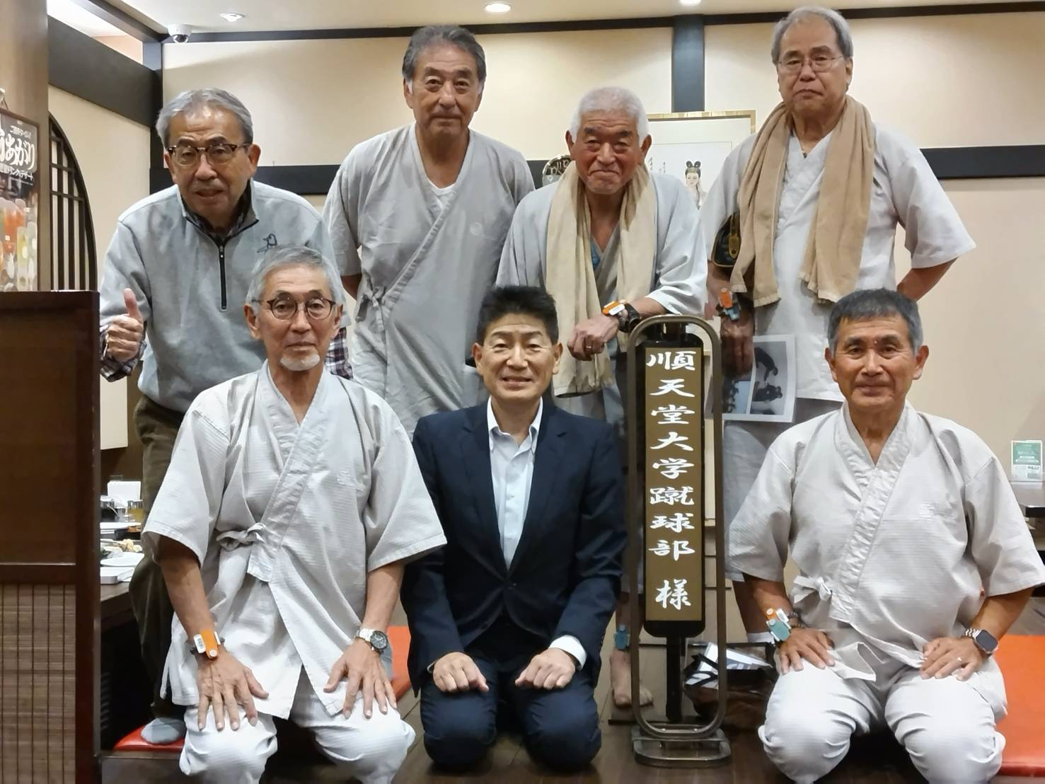 「蹴球部」OBの方々との交流(写真)
