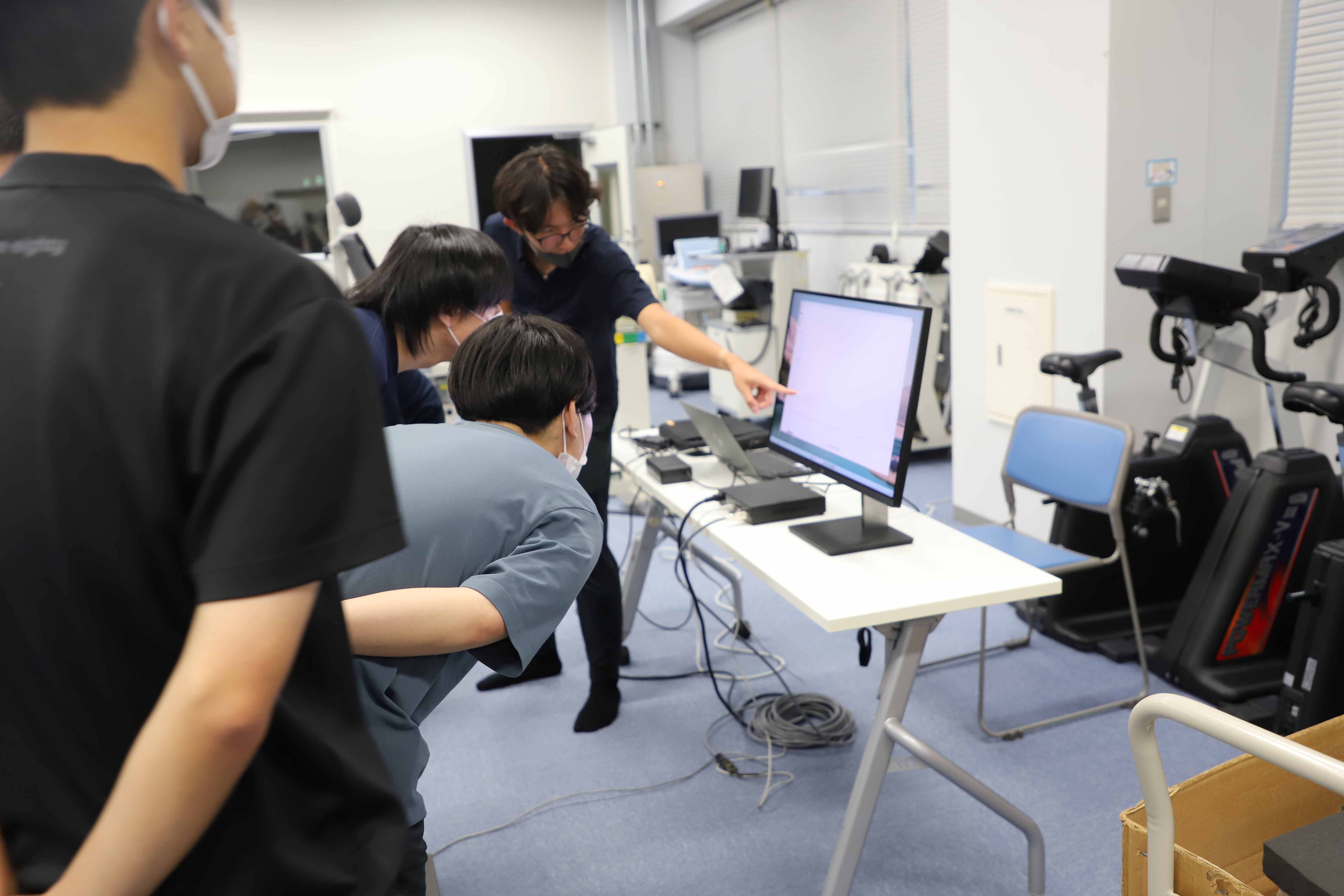 国際鍼灸専門学校施設見学_フォースプレートを用いたジャンプ動作の測定の様子