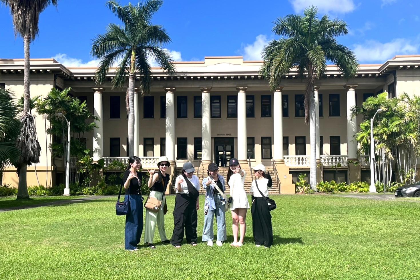 ハワイ大学マノア校のメインキャンパスで集合写真