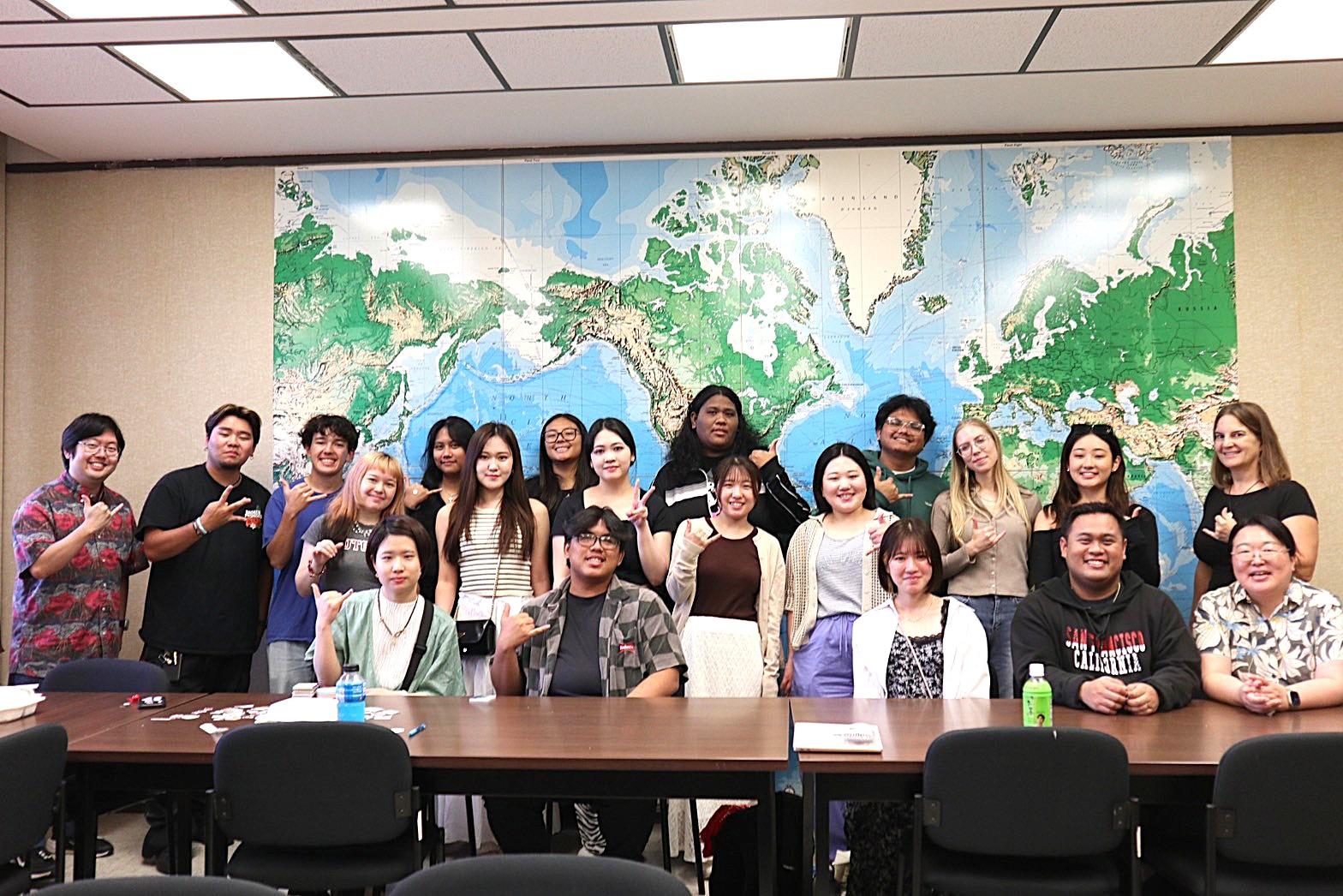 ハワイ大学第二言語学科のみなさんと集合写真