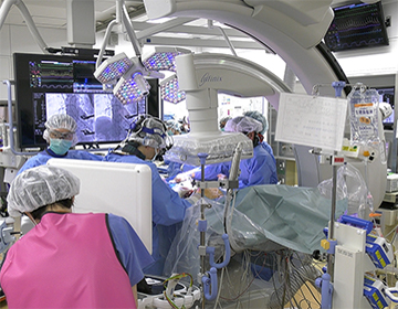 カテーテル手術と人工心肺手術が同時に行える心臓外科用ハイブリッド手術室