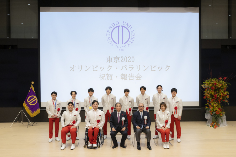 20211121オリパラ祝賀・報告会_集合写真（理事長・学長・選手）